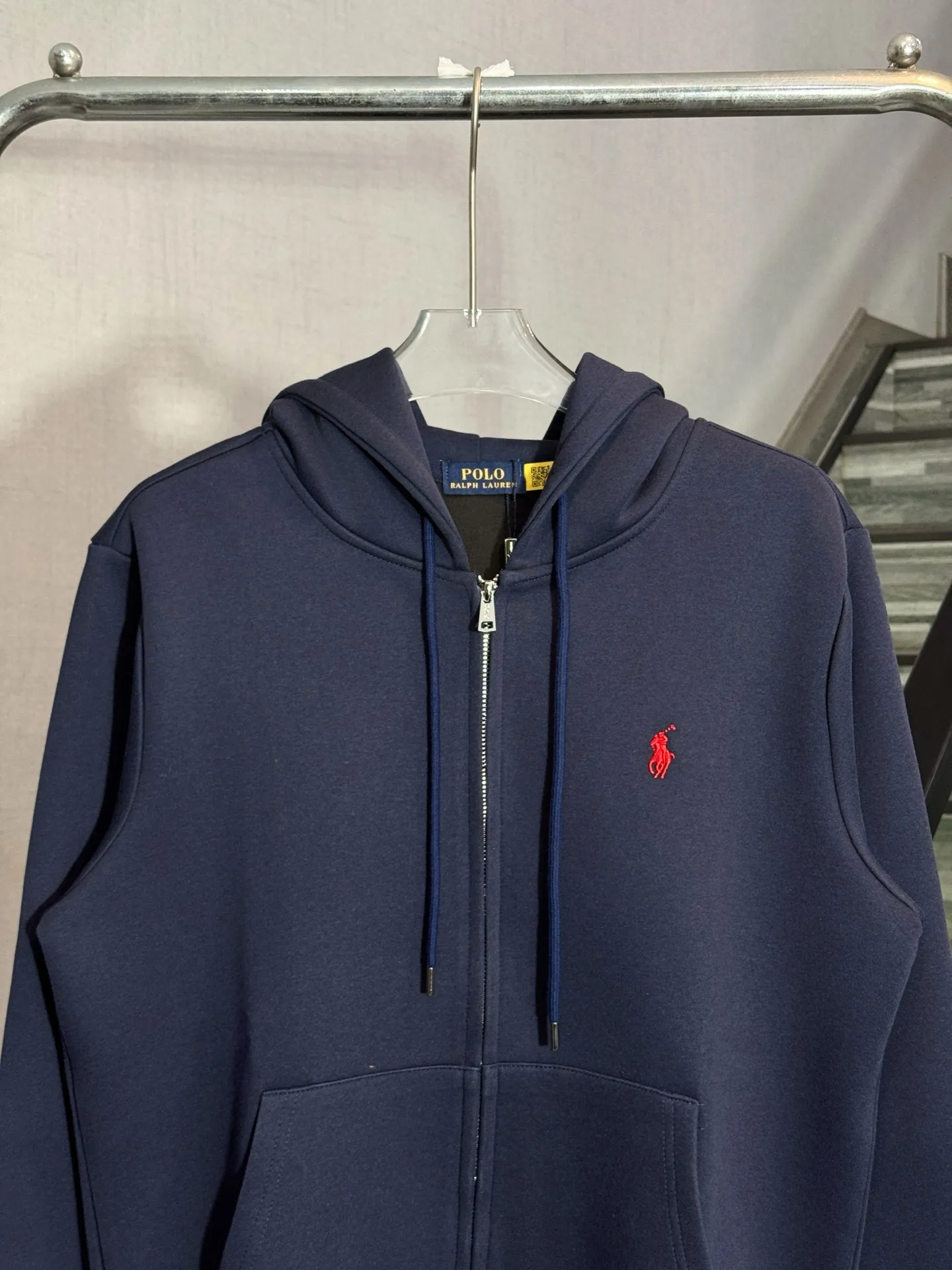 P260 model number: HE397 Ralph Lauren-Ralph Lauren hooded zipper jacket with small logo on the chest The fabric is made of 420g high-weight air customer service fabric. The upper body is comfortable and soft, and has high warmth retention. The chest is sewn with small embroidery of horseback riding and war marks. The embroidery is three-dimensional and full, highlighting the simple atmosphere of the clothes. The threads on the hem of the arms are made of the same material. The elastic thread of the same color as the cylinder, the zipper adopts the customized Polo original small letter hardware zipper, the clothes are designed with a hood, made by a famous factory, with hemming and wrapping strips, the original original label, complete with three labels, os loose version, a popular item of the season, feel free to buy it.  Color: Black/Navy Blue Size: S M L XL
